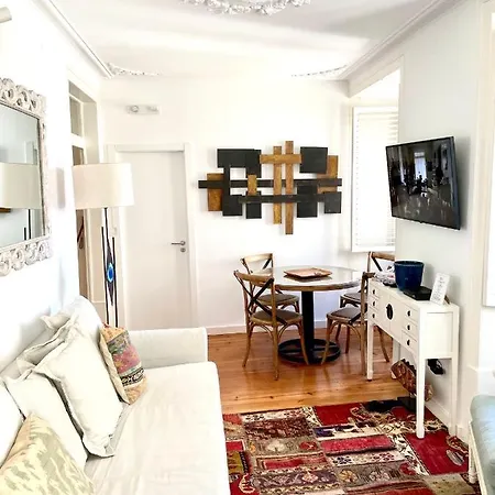 Bright And Spacious Three Bedroom In The Heart Of Apartamento
