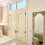 Bright And Spacious Three Bedroom In The Heart Of アパート *