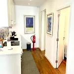 アパート Bright And Spacious Three Bedroom In The Heart Of