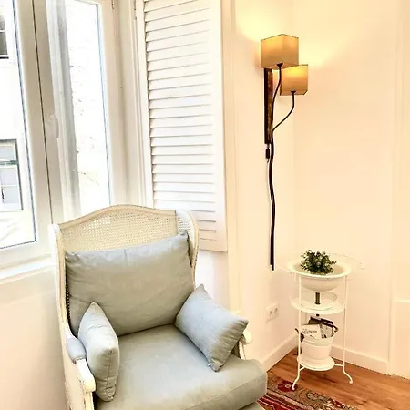 Apartment Bright And Spacious Three Bedroom In The Heart Of Lisbon