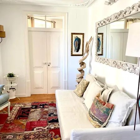 Bright And Spacious Three Bedroom In The Heart Of Lisbon
