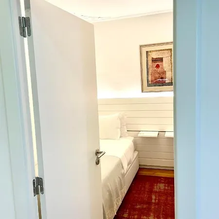 Bright And Spacious Three Bedroom In The Heart Of *