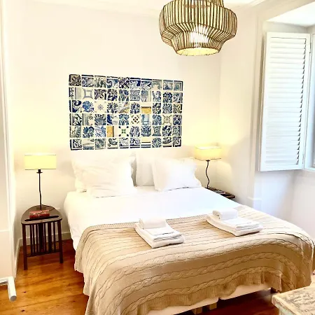Bright And Spacious Three Bedroom In The Heart Of アパート リスボン