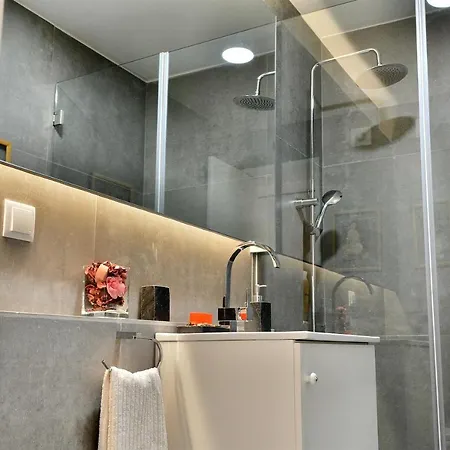 Bright And Spacious Three Bedroom In The Heart Of Лісабон