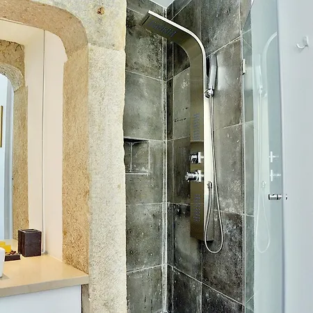 Bright And Spacious Three Bedroom In The Heart Of Лісабон