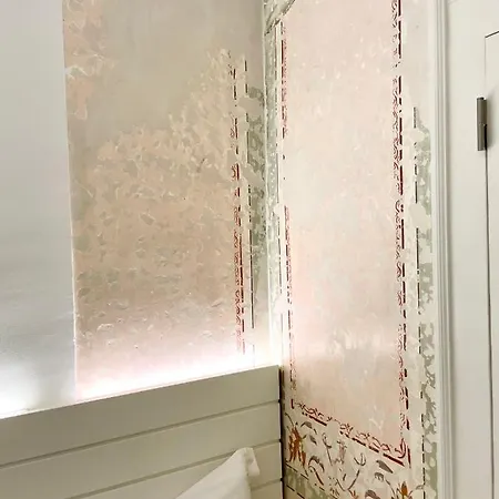 Bright And Spacious Three Bedroom In The Heart Of Апартаменти *