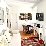 Bright And Spacious Three Bedroom In The Heart Of Апартаменты