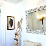 Bright And Spacious Three Bedroom In The Heart Of Апартаменты *