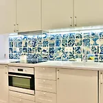 Апартаменты Bright And Spacious Three Bedroom In The Heart Of