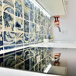 Bright And Spacious Three Bedroom In The Heart Of Апартаменты