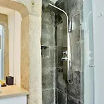 Bright And Spacious Three Bedroom In The Heart Of Лиссабон