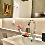 Апартаменты Bright And Spacious Three Bedroom In The Heart Of
