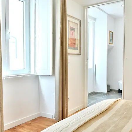 Bright And Spacious Three Bedroom In The Heart Of Appartement Lissabon