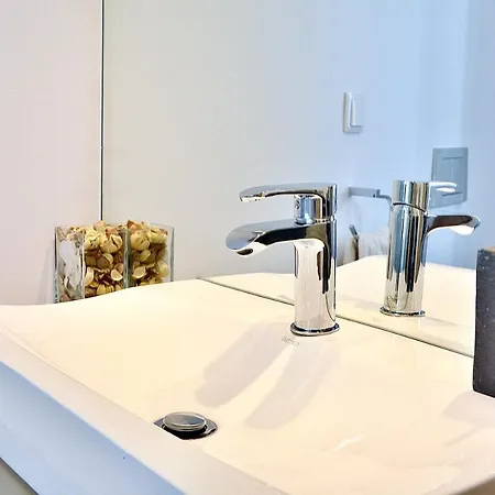 Bright And Spacious Three Bedroom In The Heart Of Appartamento *